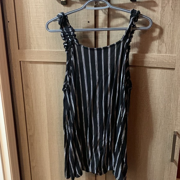 Size large tank top - Picture 3 of 4